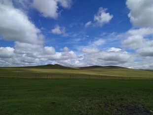 辽阔草原蓝天白云美景