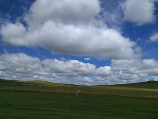 草原蓝天美景