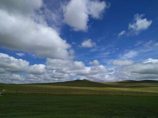草原蓝天美景