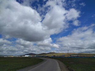 草原公路上的蓝天白云