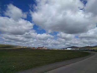 草原公路上的蓝天白云