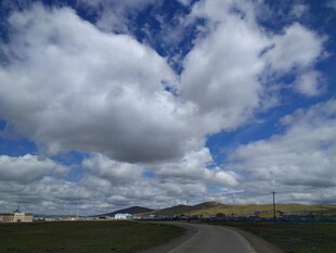 蓝天白云下的开阔道路