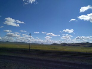 草原公路上的蓝天白云