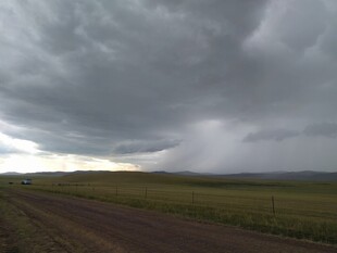 乌云笼罩下的旷野之路