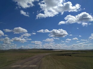 草原旷野中的蓝天白云