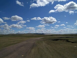 草原公路 蓝天白云美景