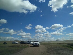 草原公路上的自驾车队