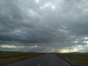 乌云下的旷野公路