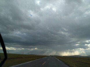 乌云笼罩下的公路景象