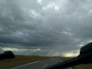 乌云笼罩下的开阔原野