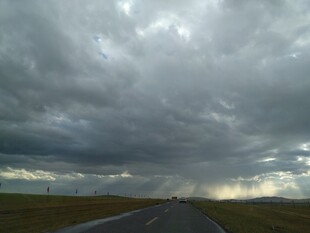 乌云笼罩下的空旷公路