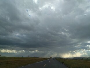 乌云笼罩下的空旷公路