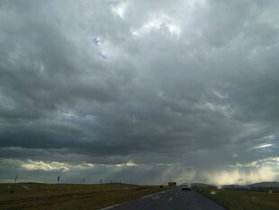 乌云压境下的旷野公路
