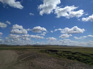 旷野蓝天风景图