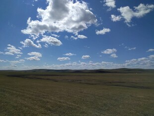 广阔草原上的蓝天白云