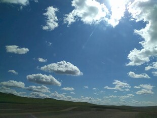 蓝天草原上的晴朗风光