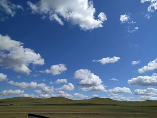 草原蓝天美景