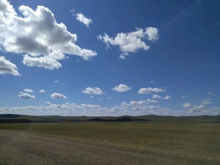 辽阔草原上的蓝天白云