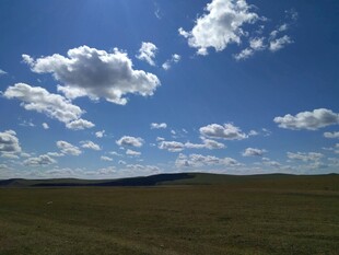 草原蓝天美景