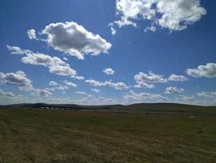 蓝天草原上的白云美景