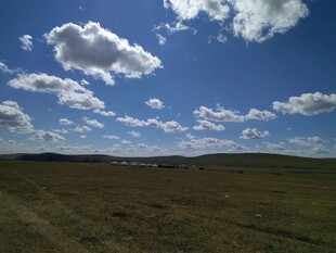 广阔草原上的蓝天白云