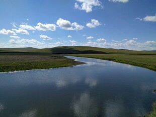 草原湖泊蓝天美景