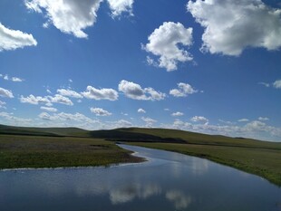 草原湖畔蓝天美景