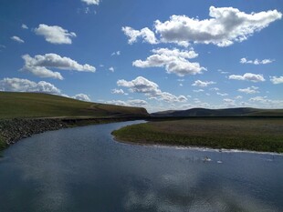 草原河流蓝天美景