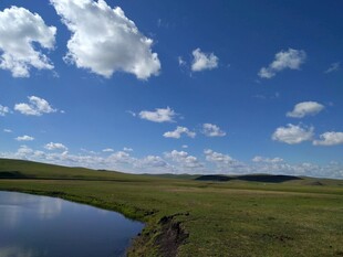 草原湖畔蓝天美景