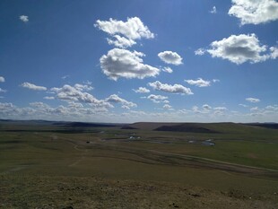 辽阔草原上的蓝天白云