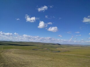 辽阔草原上的蓝天白云