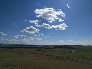 辽阔草原上的蓝天白云