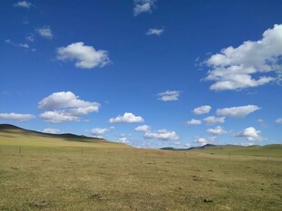 辽阔草原上的蓝天白云