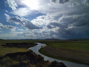 草原河流与蓝天白云美景