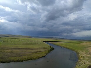 草原河流上的壮丽乌云