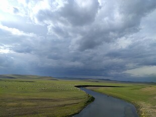 草原河流上的阴沉天空