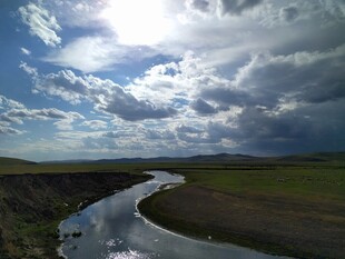草原河流与蓝天白云美景