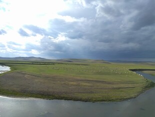 草原河流上空的阴沉天色
