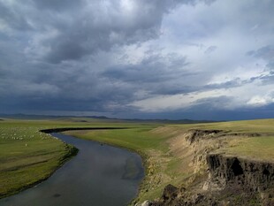 草原河流边的阴沉天空