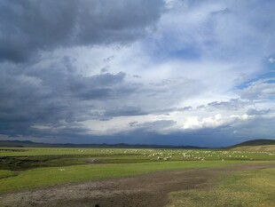 草原上空的壮观云层