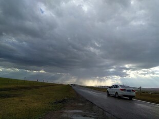 公路上的车辆与阴沉天空