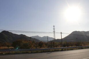 公路边的山景与明亮阳光