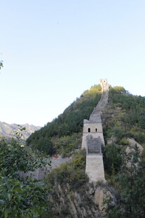 雄伟长城蜿蜒于青山间