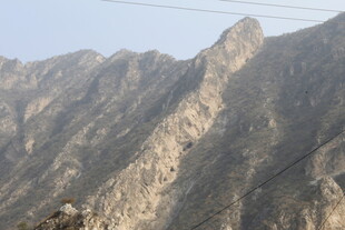 巍峨峻峭的高山景色