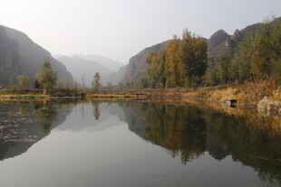 秋日山水静谧风光