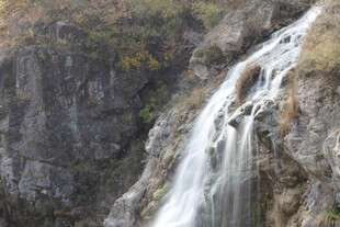 山间瀑布美景