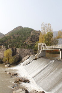 山间水坝风光