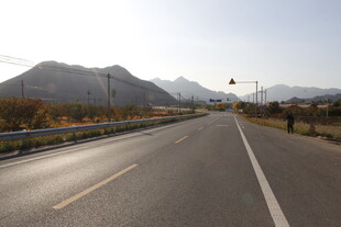 宽阔公路通向远方山脉