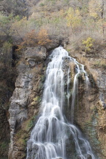 山间瀑布美景