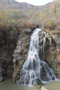 山间瀑布美景